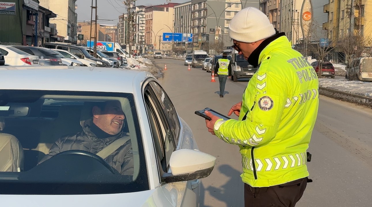 Yüksekova’da emniyet kemeri denetimi
