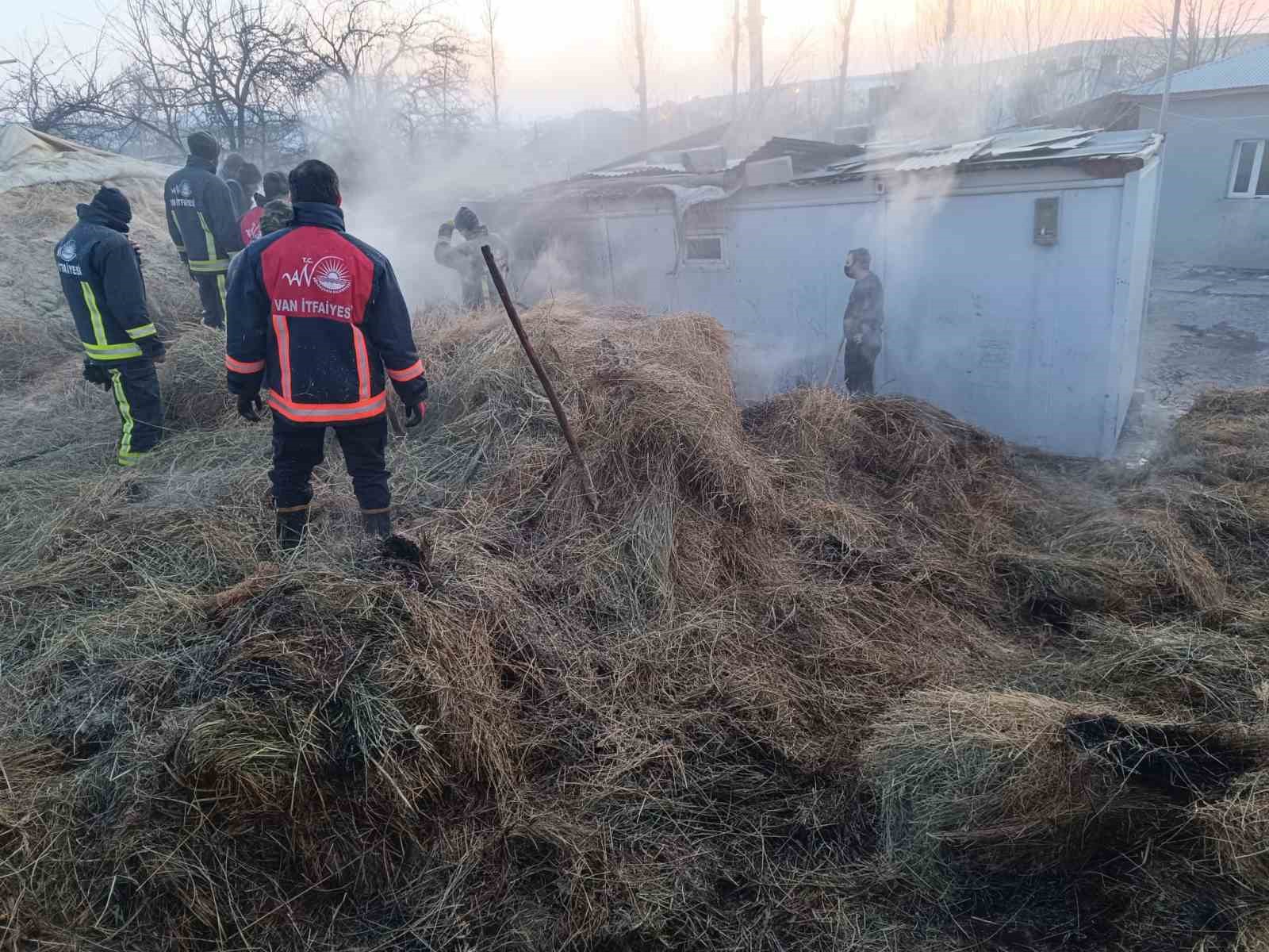 Tuşba&rsquo;da ot yangını evlere sı&ccedil;ramadan s&ouml;nd&uuml;r&uuml;ld&uuml;
