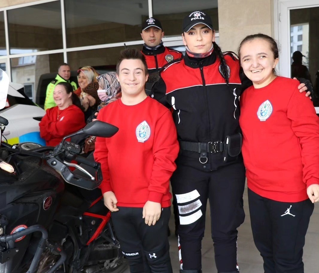 &Ouml;zel bireylerden K&uuml;tahya Emniyet M&uuml;d&uuml;rl&uuml;ğ&uuml;ne anlamlı ziyaret
