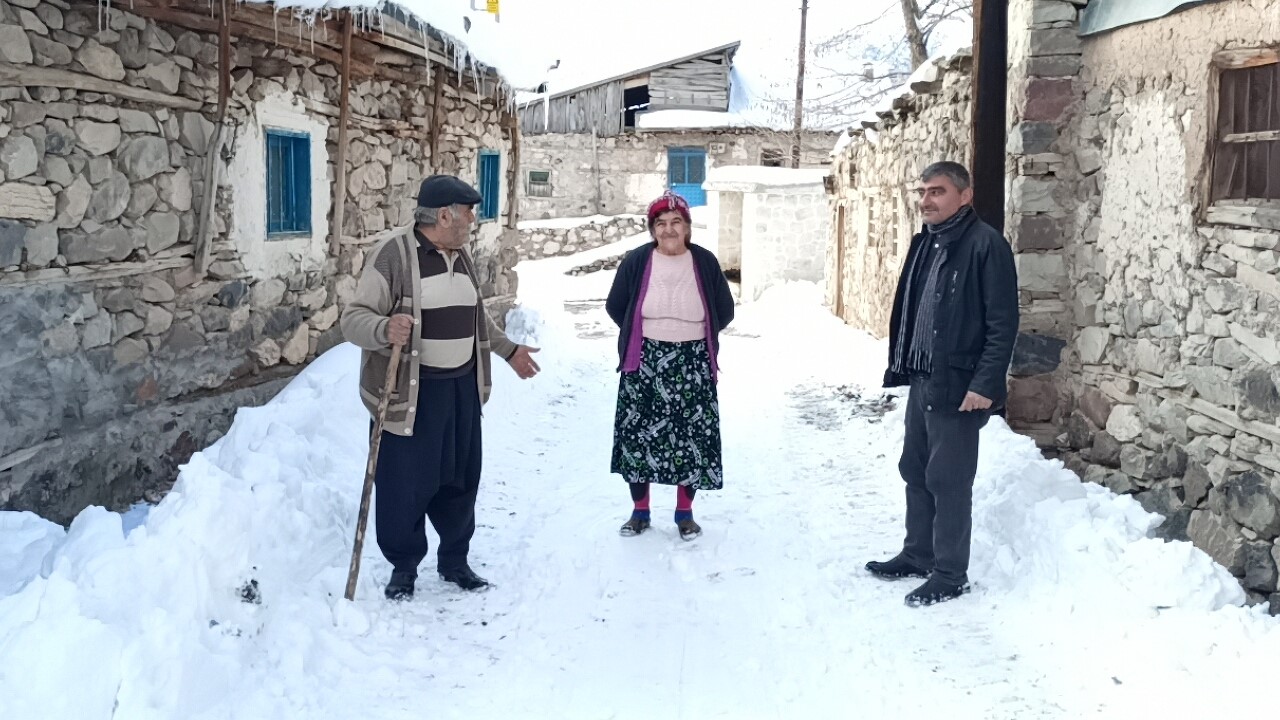 Malatya&rsquo;da kar kalınlığı 1 metreyi ge&ccedil;ti, zorlu m&uuml;cadele dronla g&ouml;r&uuml;nt&uuml;lendi
