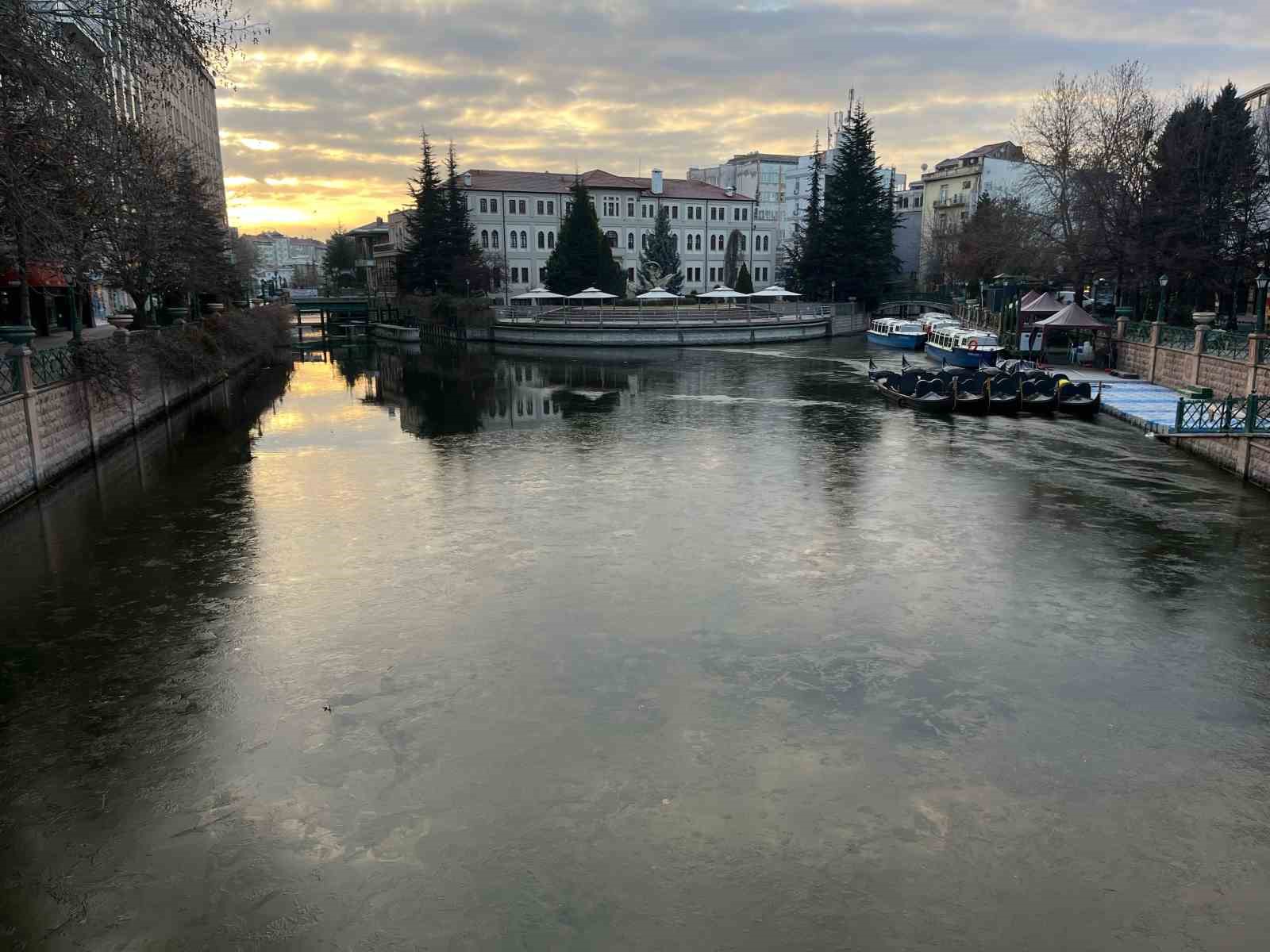 Eksi 6 derecede Porsuk Çayı buz tuttu