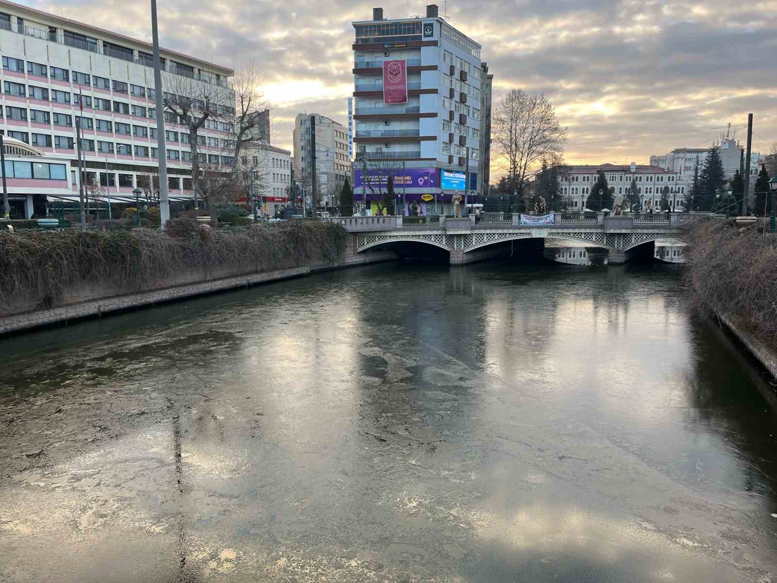 Eksi 6 derecede Porsuk &Ccedil;ayı buz tuttu
