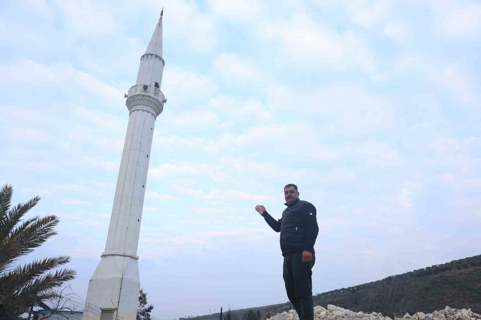 Depremin yıktığı mahallede camiler minaresiz, minareler camisiz kaldı

