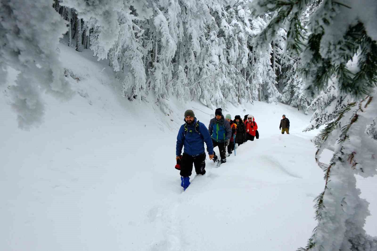 Gümüşhane’de 20 doğaseverden 1,5 metrelik karda 7 saatlik doğa yürüyüşü