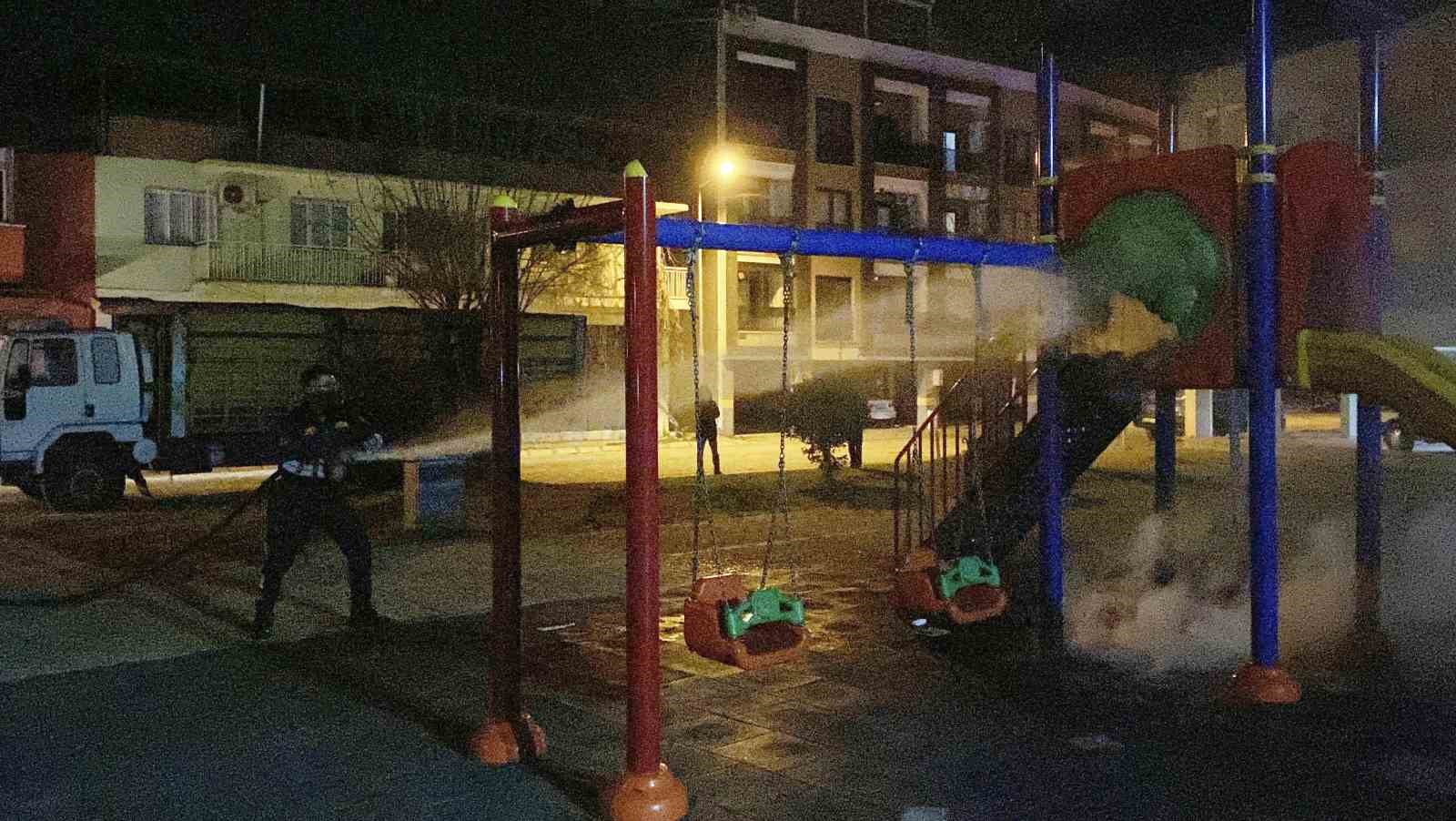 Çocuk oyun parkını ateşe verip kaçtılar