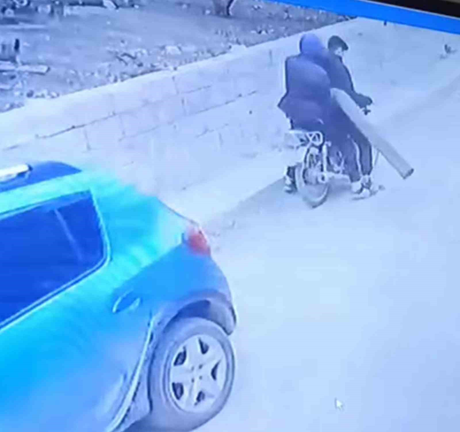Motosikletle gelip evin bahçesindeki su motorunu çaldılar: O anlar kamerada