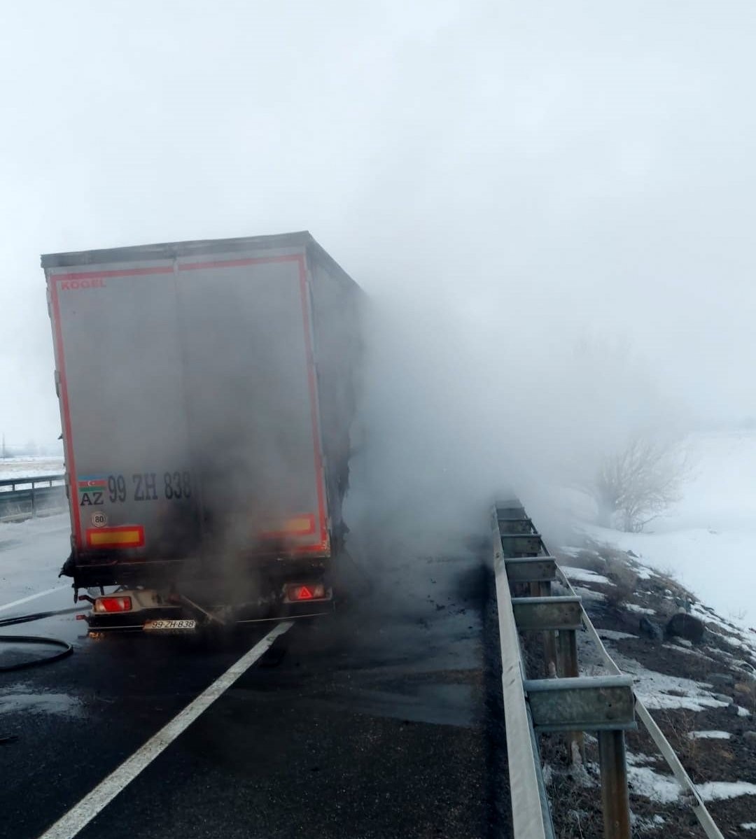 Tırın dorsesi yandı