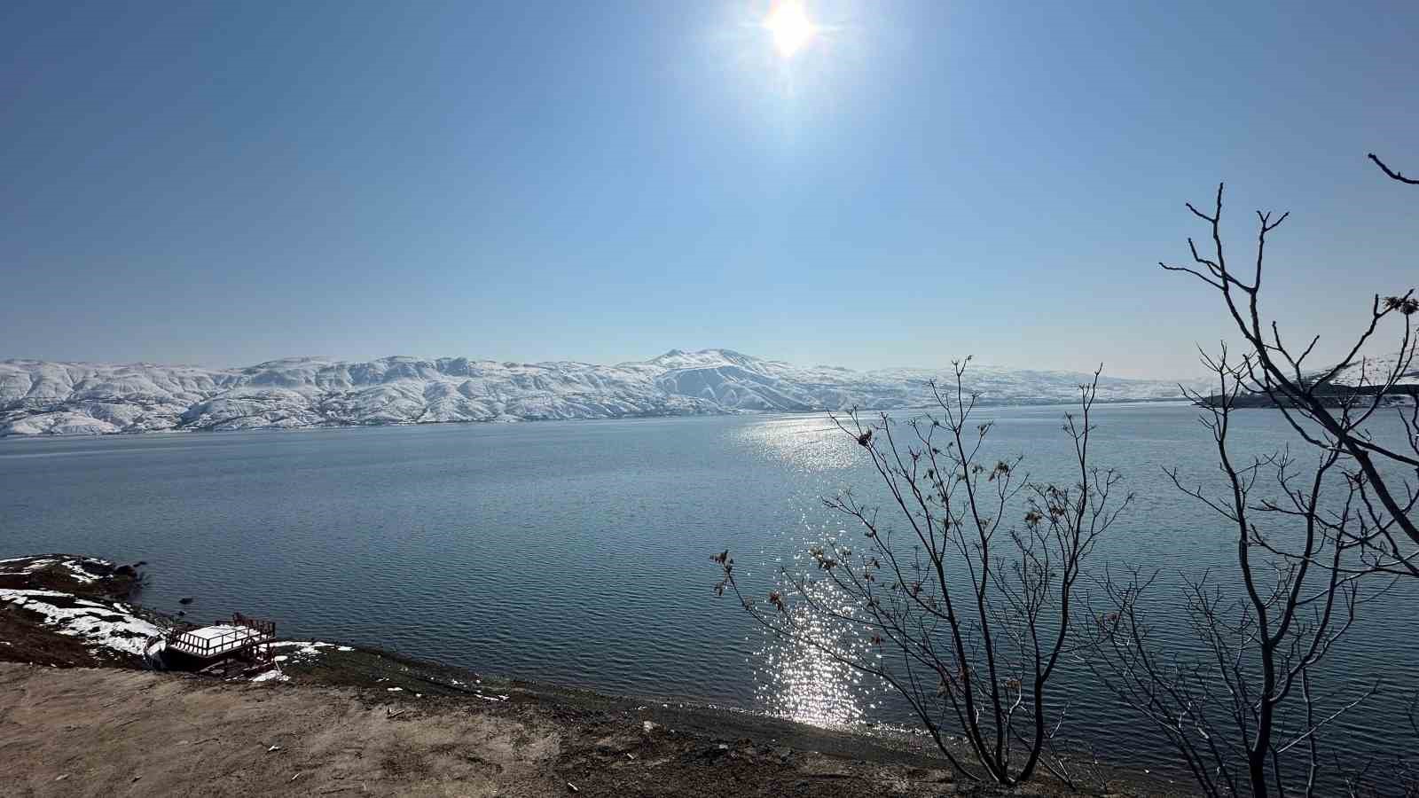 Beyaz örtüyle kaplanan Hazar Gölüne ziyaretçi akını
