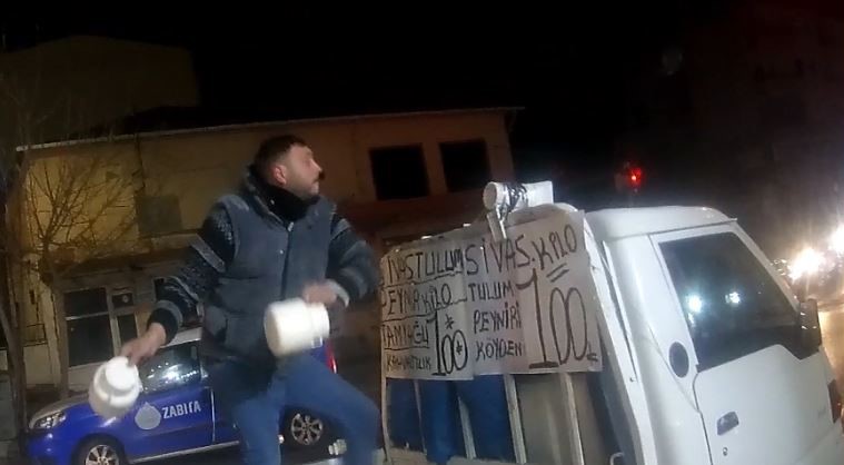 Tekirdağ&rsquo;da zabıta ile peynir satıcıları arasında arbede: Peynirleri yola fırlattılar
