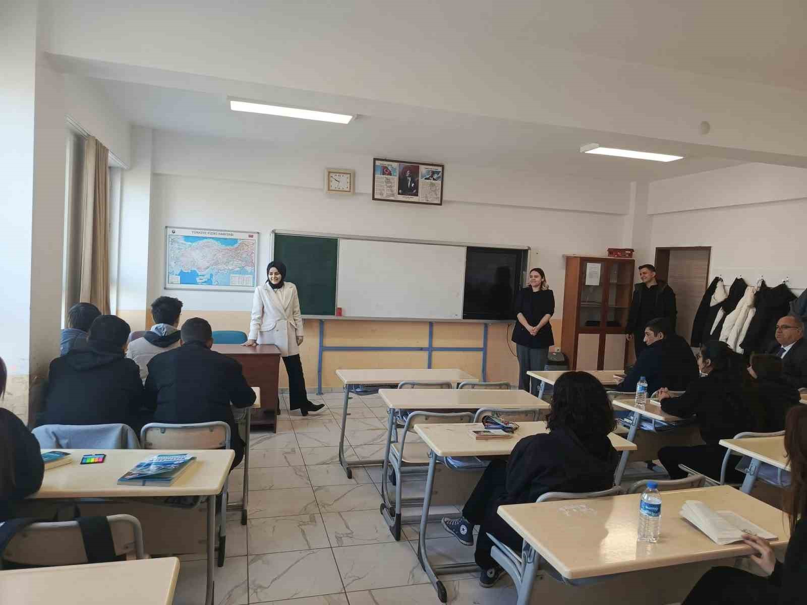 Kaymakam Kılı&ccedil;, &ouml;ğrencilerle birlikte kitap okudu
