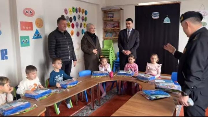 Jandarmadan miniklere hediye