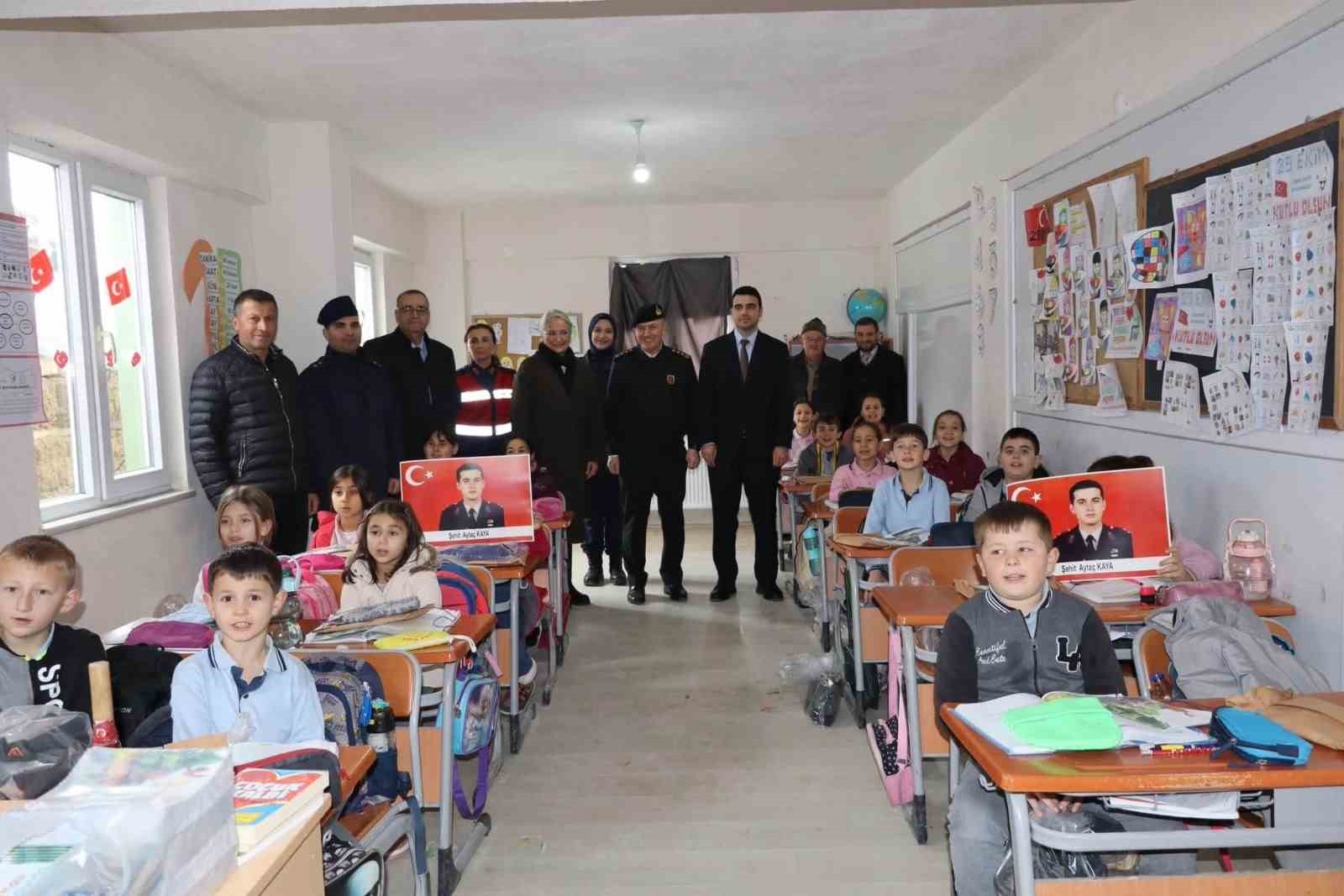 Jandarmadan miniklere hediye
