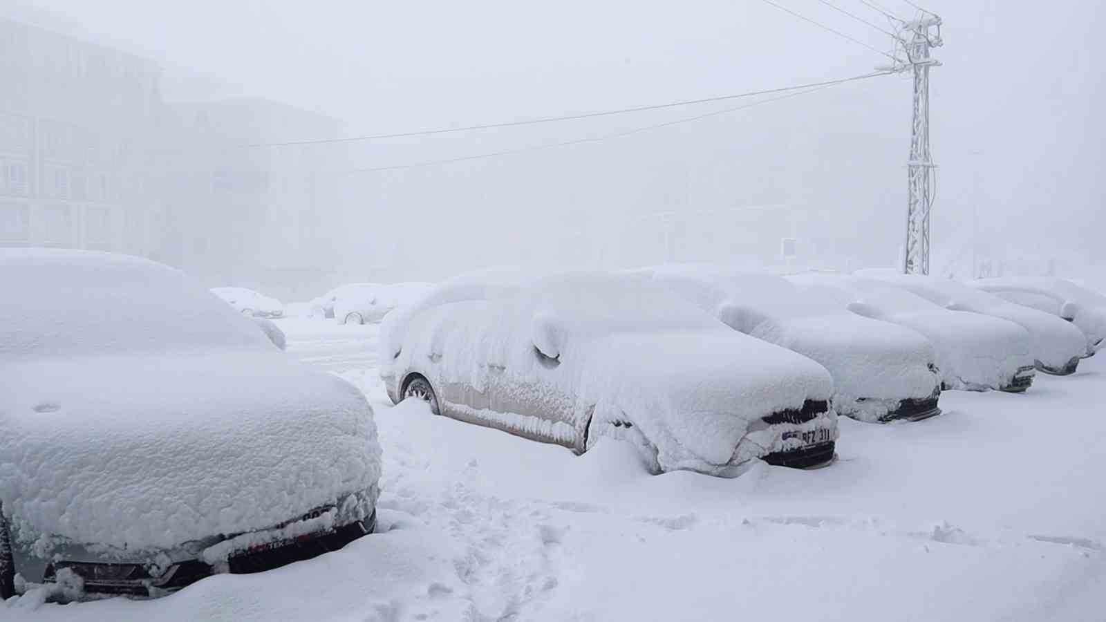 Besni’de kar kalınlığı 20 santime ulaştı