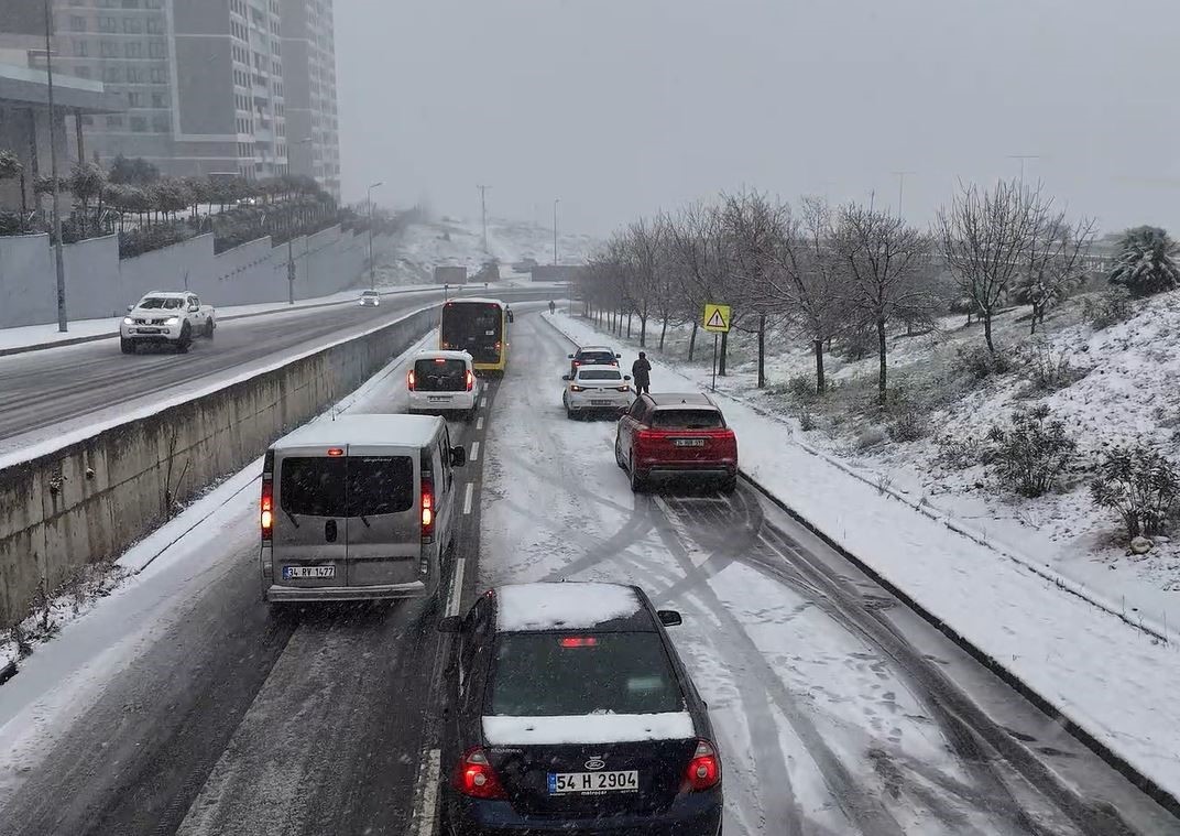 Başakşehir’de sürücülerin zorlu yolculuğu havadan görüntülendi
