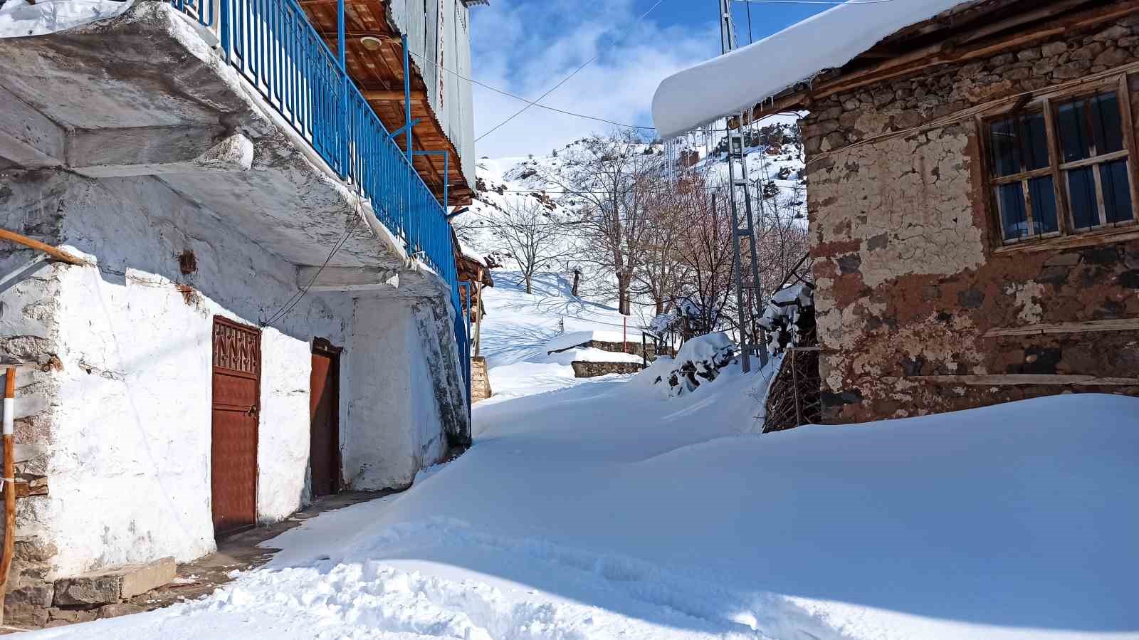 Arapgir&rsquo;de kar ge&ccedil;it vermiyor
