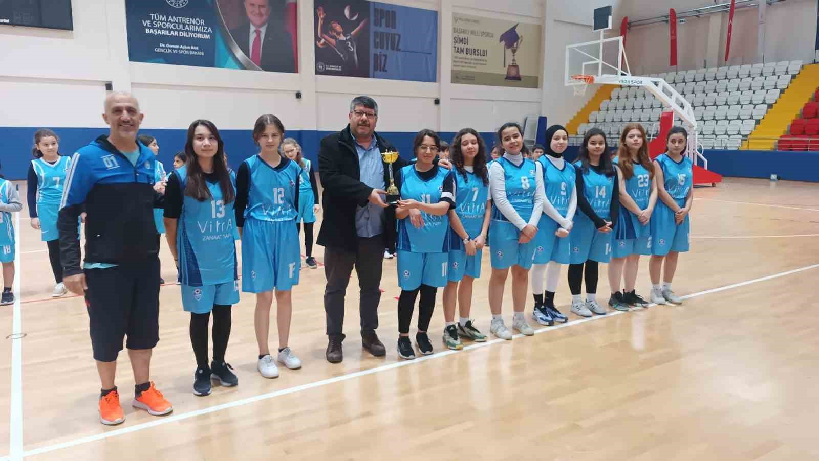 Tavşanlı &Ccedil;ınar Spor Kul&uuml;b&uuml; U18 Kız Basketbol Takımı kupa t&ouml;reni d&uuml;zenledi
