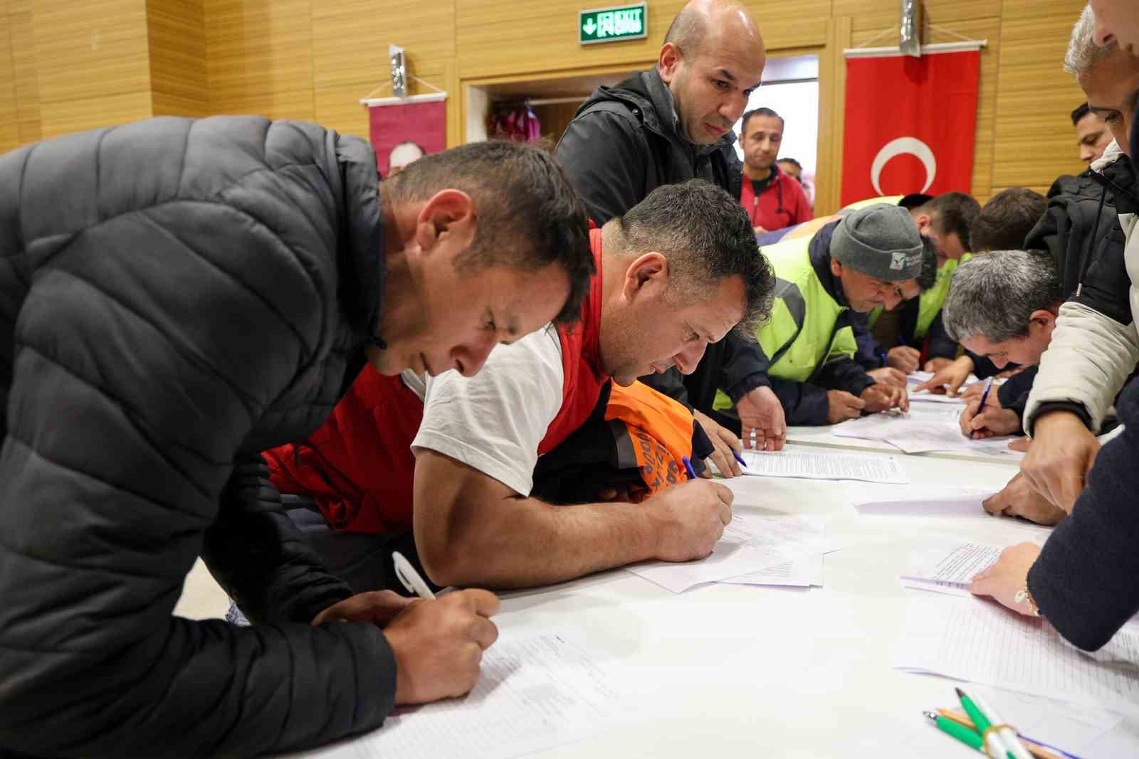 Manavgat Belediyesi’nden temizlik personeline iş sağlığı ve güvenliği eğitimi
