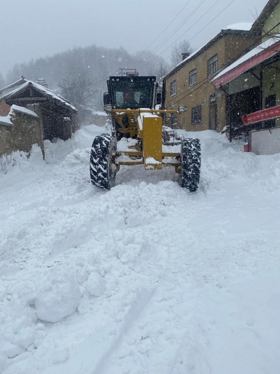 Yoğun kar yağışı Domaniç’te 13 köyü etkiledi, çalışmalar sürüyor