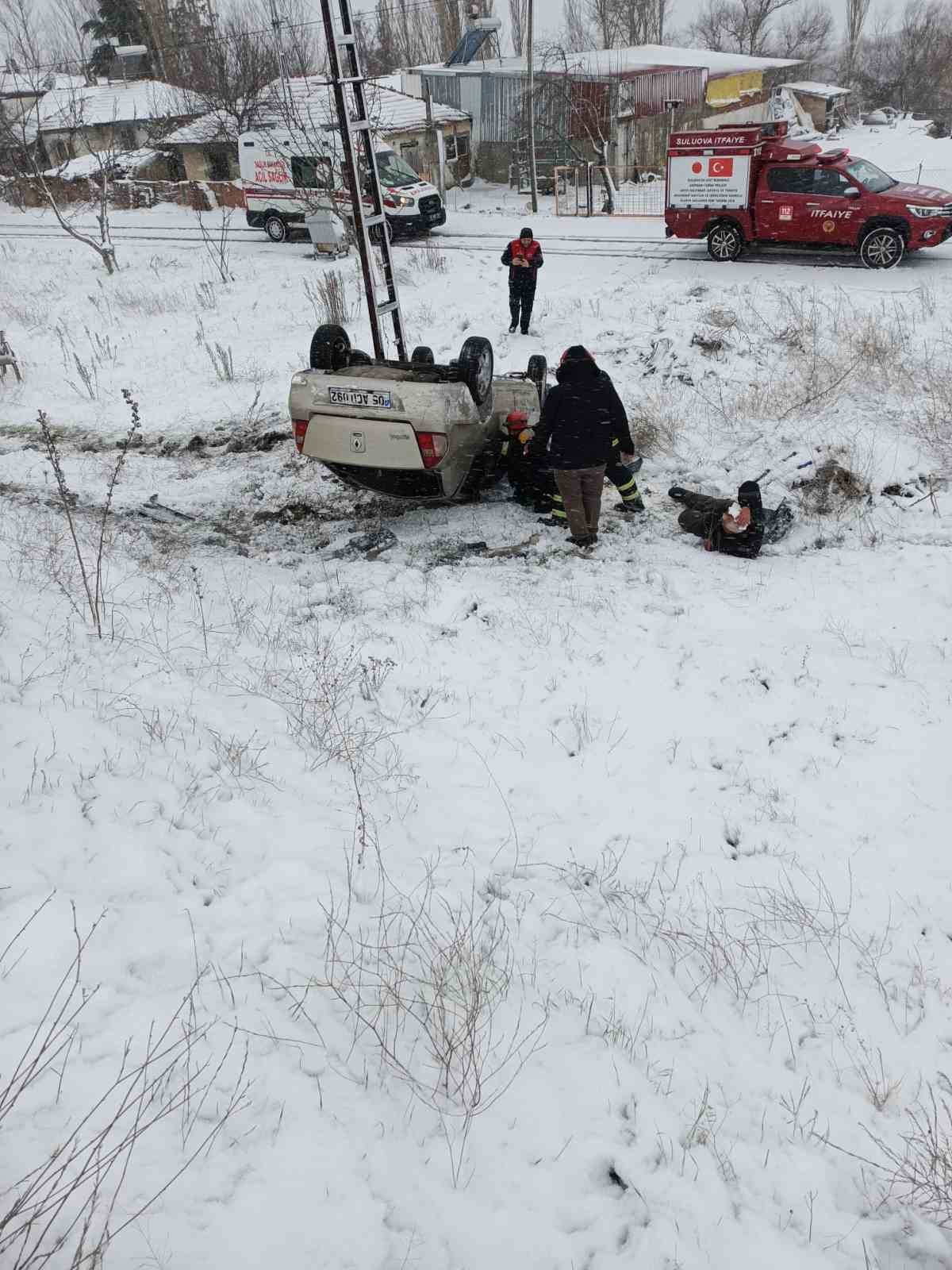 Hastane randevusuna giderken karlı yolda şarampole devrildiler: 3 yaralı

