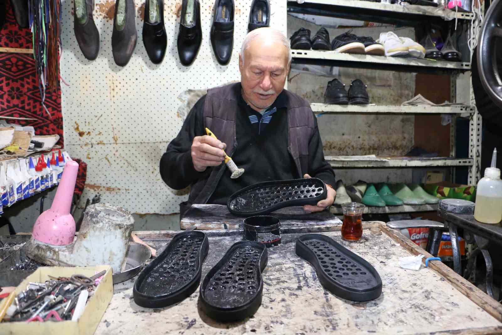 Gelişen teknolojiye rağmen 65 yıldır elde kundura imalatı ve onarımı yapıyor