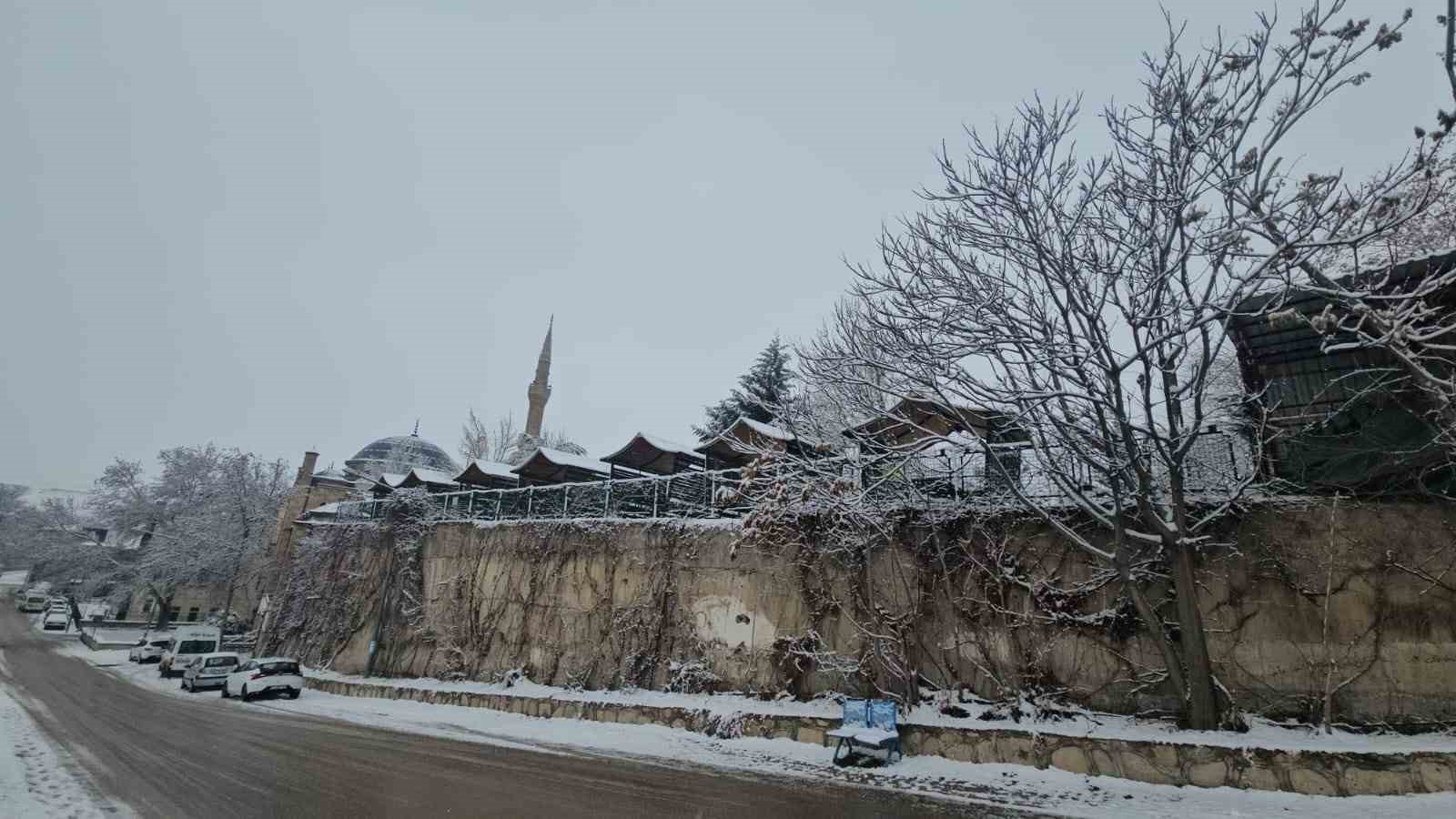 Darende&rsquo;de kar yağışı sonrası kartpostallık g&ouml;r&uuml;nt&uuml;ler oluştu

