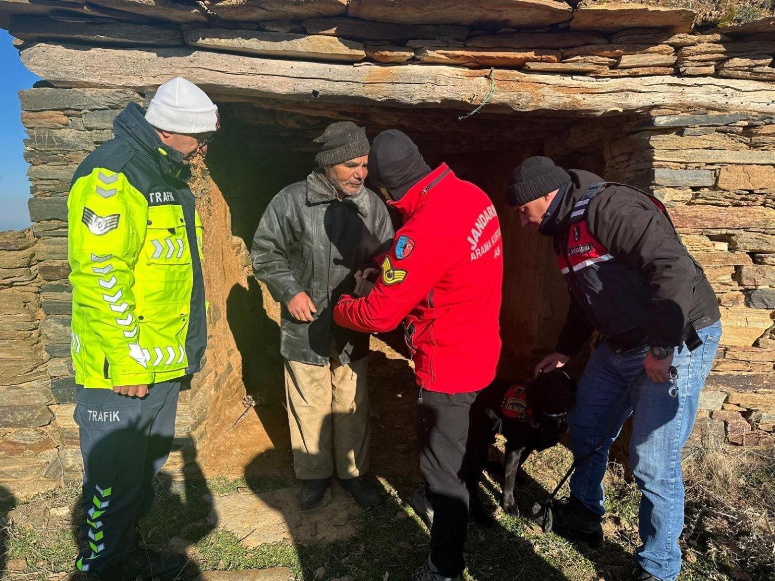 Kaybolan vatandaş jandarmanın titiz &ccedil;alışmasıyla bulundu
