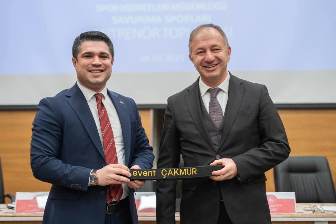 Dönmez’den Çakmur’a anlamlı jest