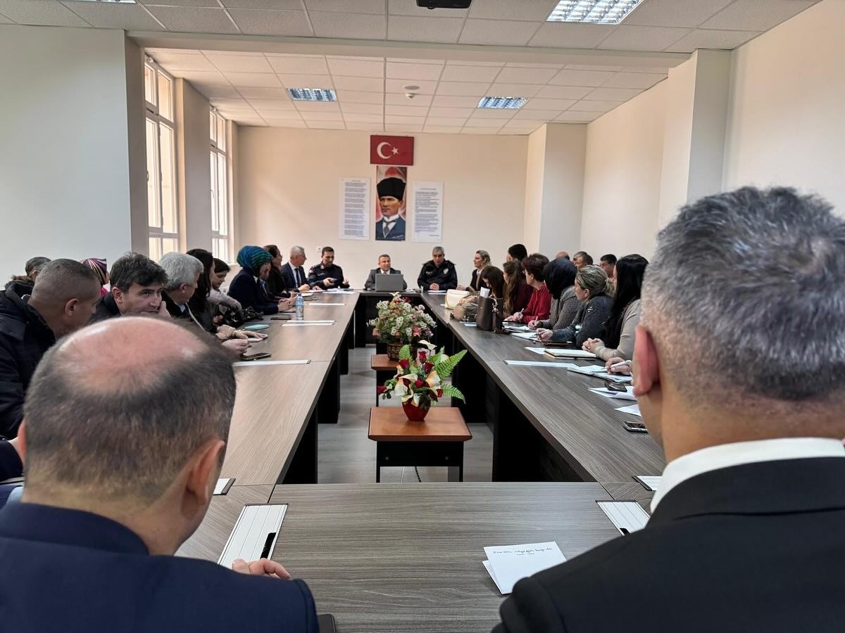 Eğirdir&rsquo;de okul g&uuml;venliği ve servis hizmetleri i&ccedil;in kritik toplantı
