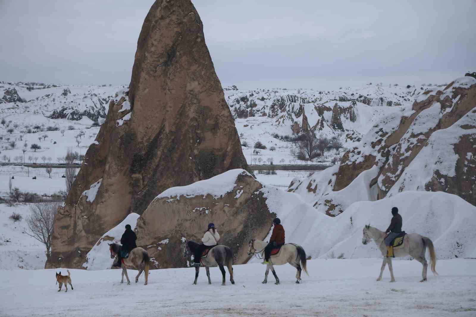 Kapadokya’da balonlar havalanmayınca deve turlarına ilgi arttı
