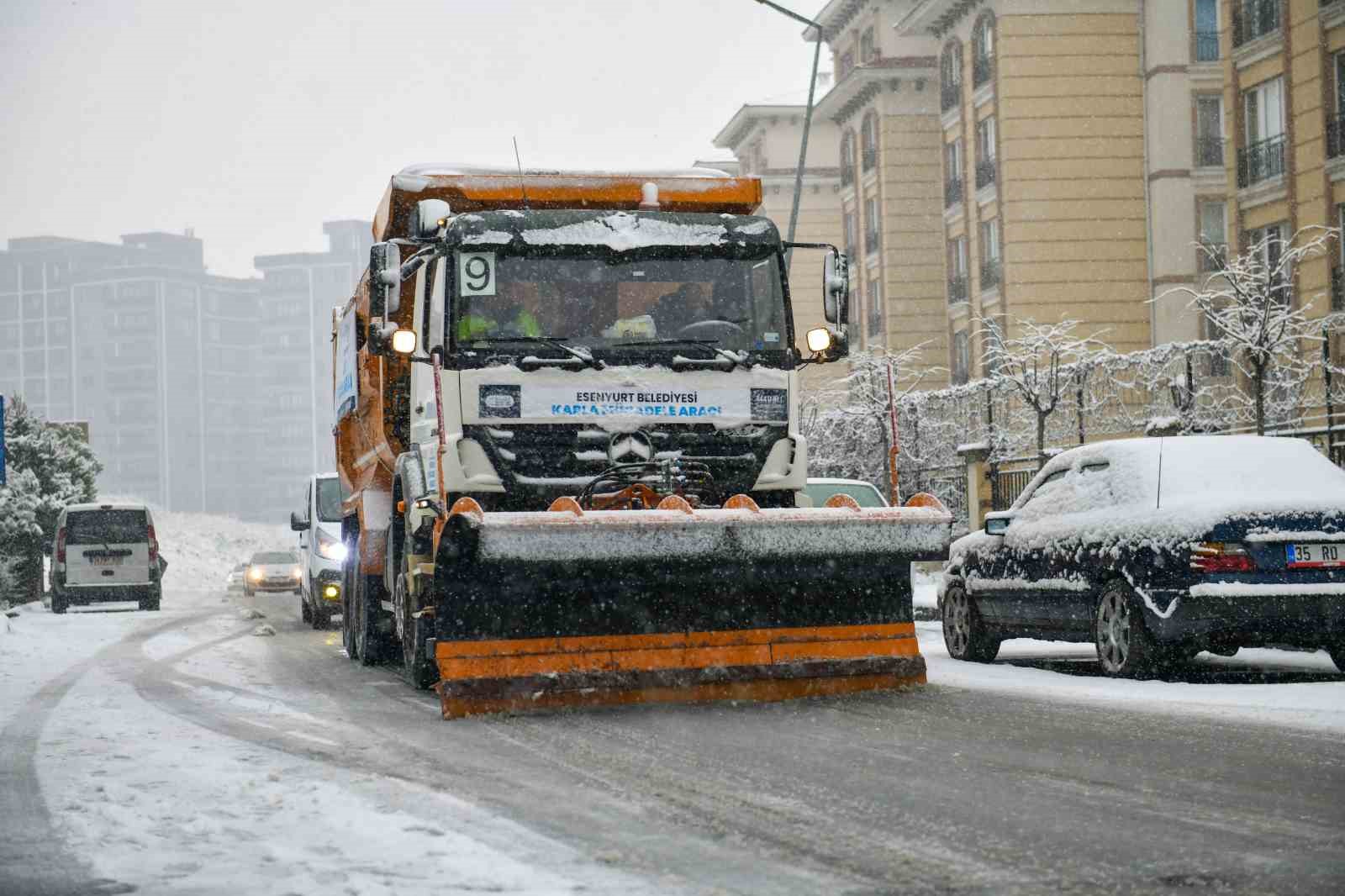 Esenyurt Belediyesi 850 personel ve 100 araçla görev başında
