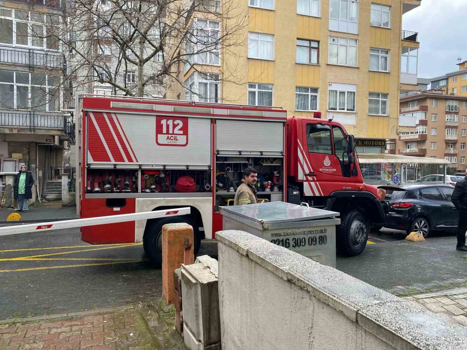 Kadıköy’de istinat duvarı otomobilin üzerine düştü
