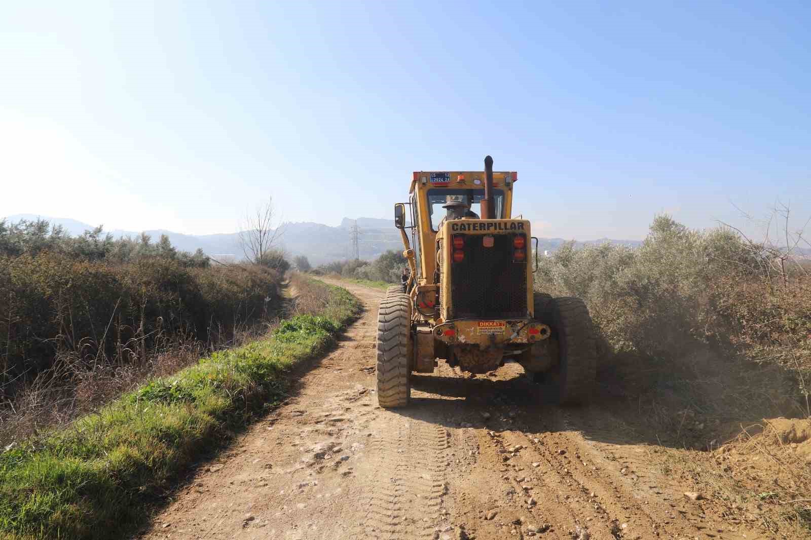 Turgutlu’nun 11 kırsal mahallesinde yollar düzenleniyor
