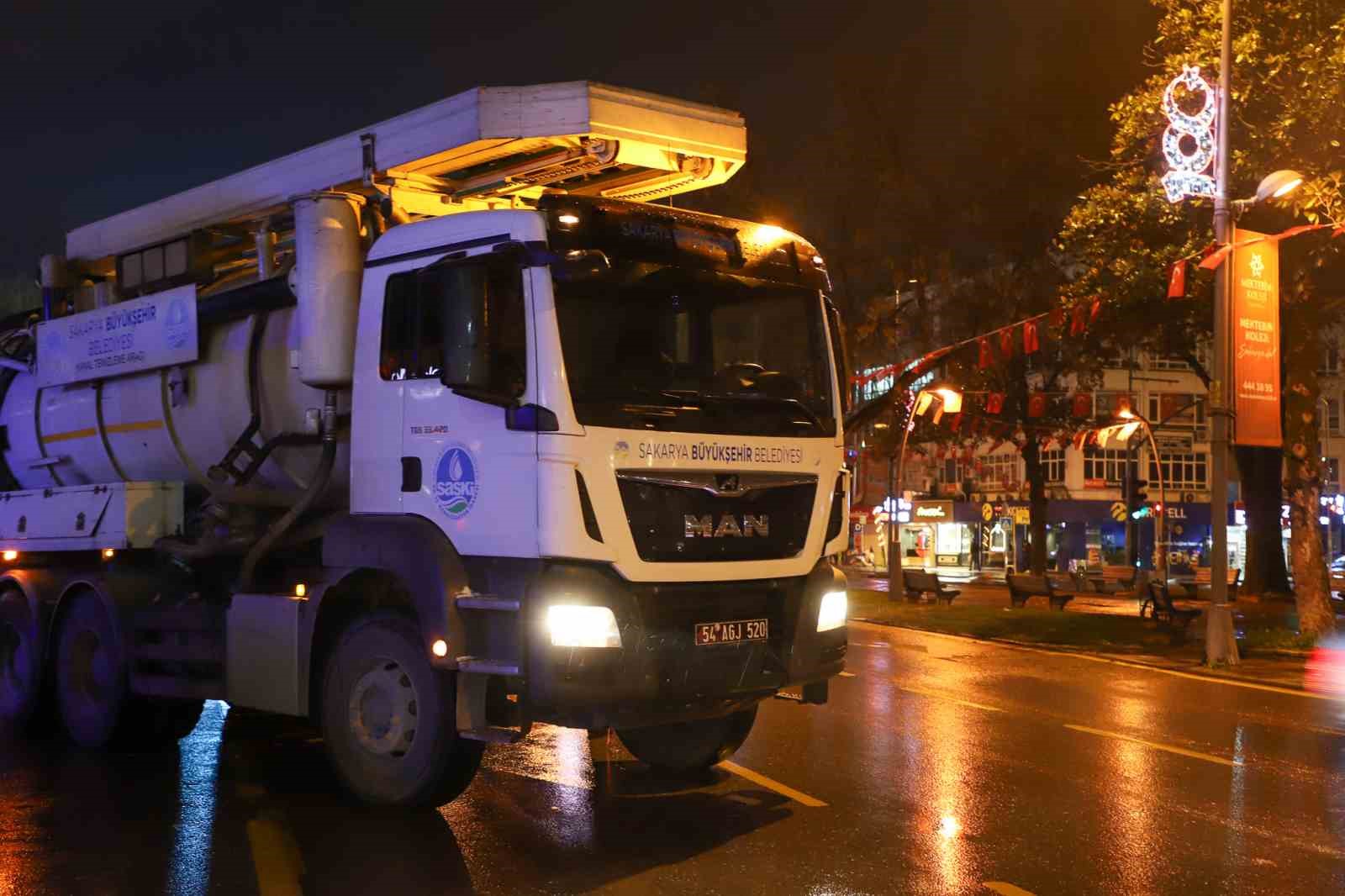 SASKİ ekiplerinden yağmur suyu hatları için temizlik çalışması
