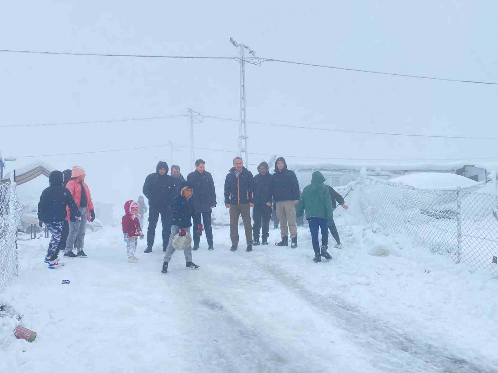 Kaymakam Çağlar Partal, çocukların kar sevincine ortak oldu
