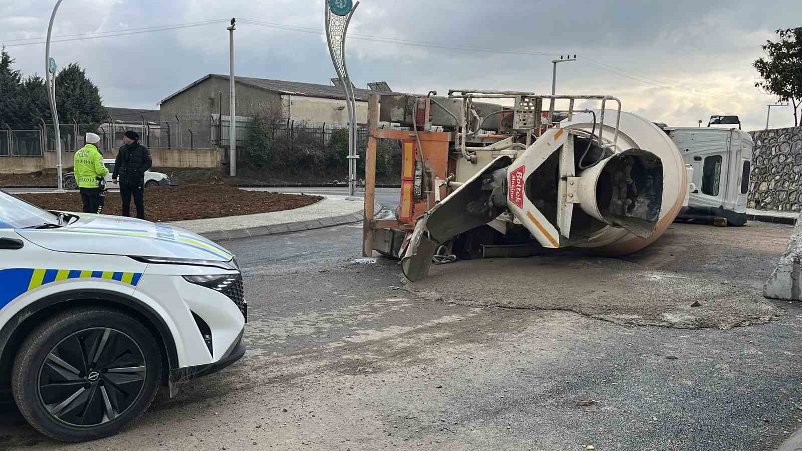 Gebze’de devrilen beton mikserin sürücüsü kazayı yara almadan atlattı
