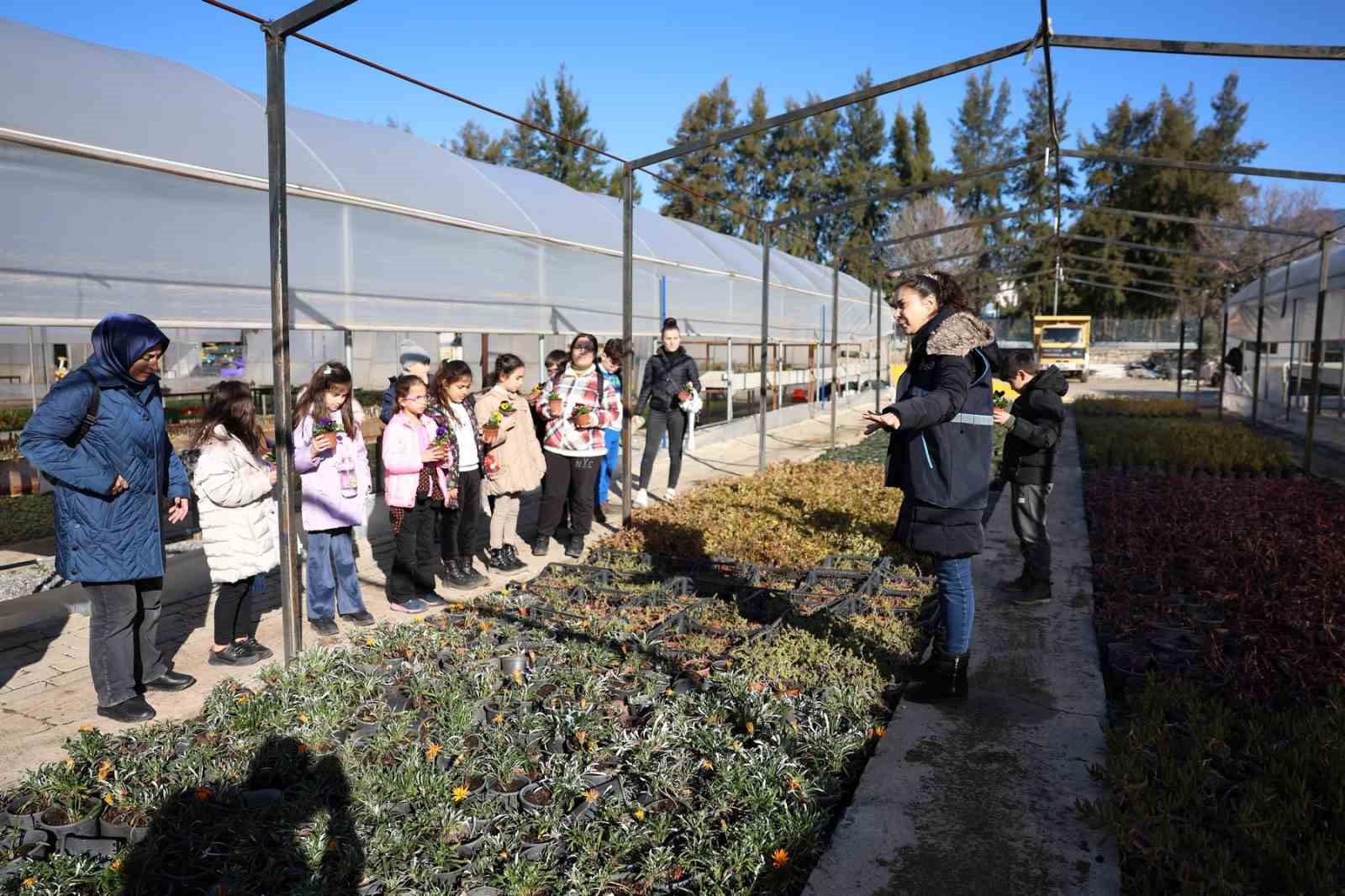 Başkan Çerçioğlu Aydınlı öğrencilere doğa sevgisini öğretiyor