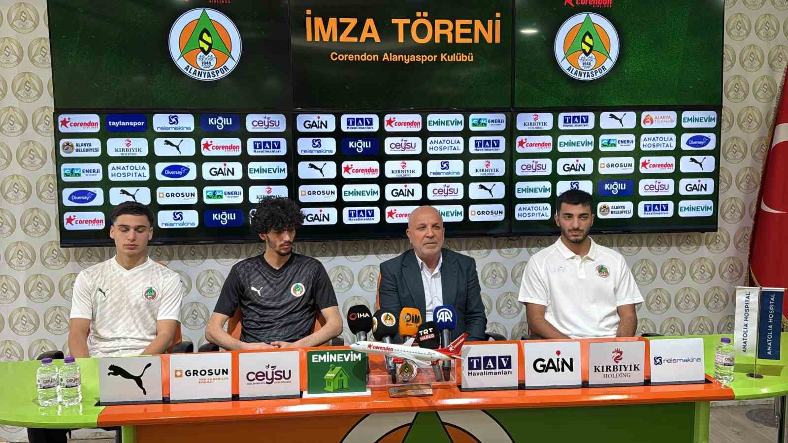 Alanyaspor’da toplu imza töreni
