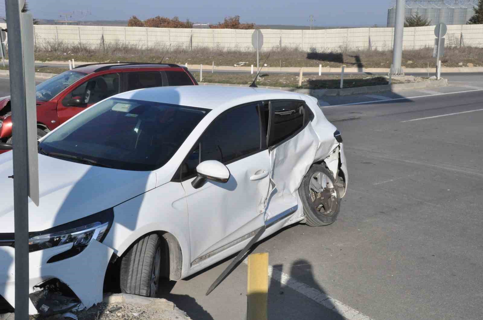 Keşan’da iki otomobil çarpıştı: 3 yaralı