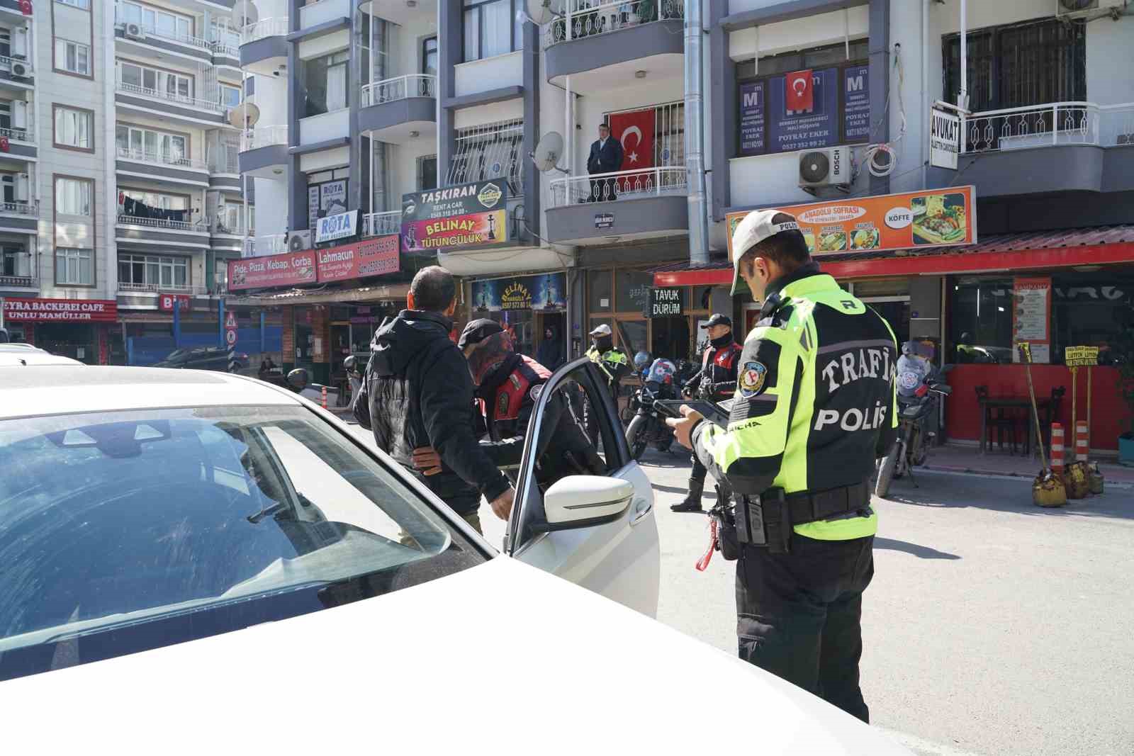 İzmir’in iki ilçesinde sıkı asayiş ve trafik denetimi
