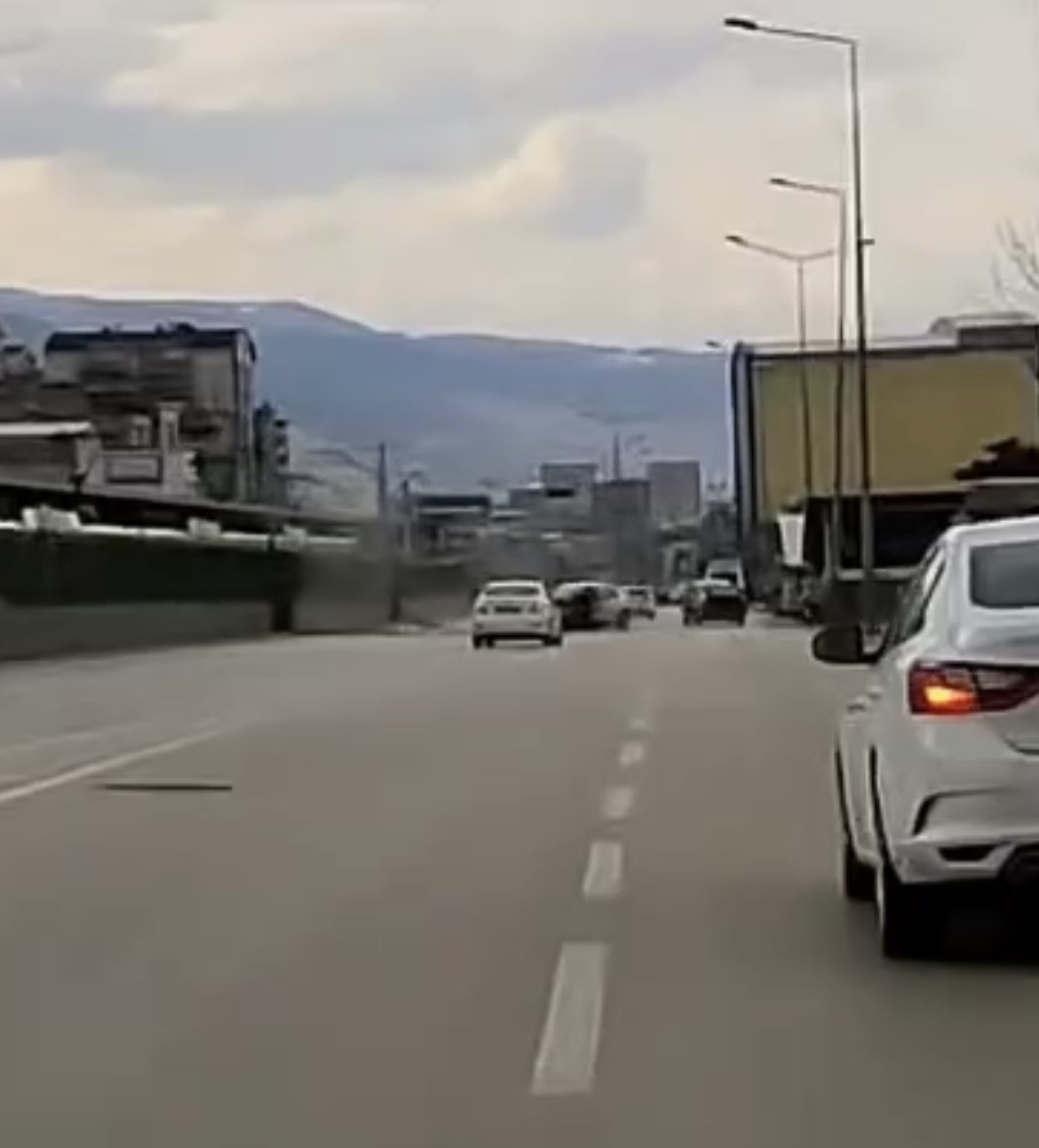 Kontrolden çıkan araç metro istasyonun duvarına çarptı: 1 ölü