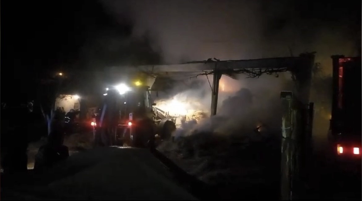 Depoda çıkan yangın köylülerin yardımıyla söndürüldü