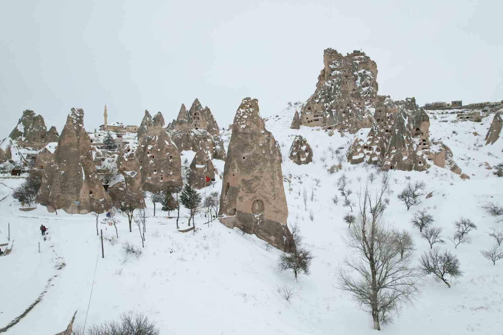 Karlar altındaki Kapadokya havadan görüntülendi