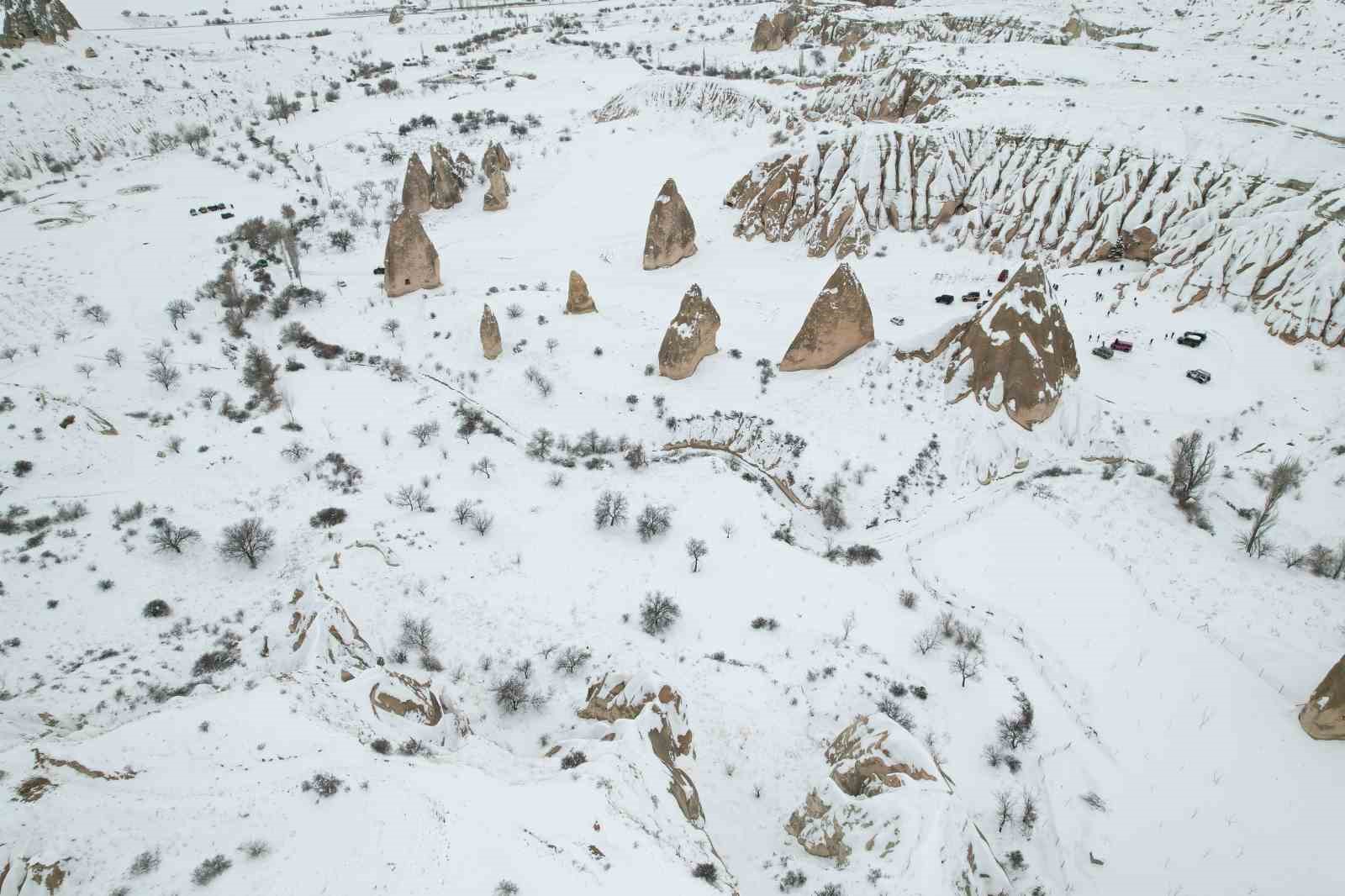 Karlar altındaki Kapadokya havadan g&ouml;r&uuml;nt&uuml;lendi
