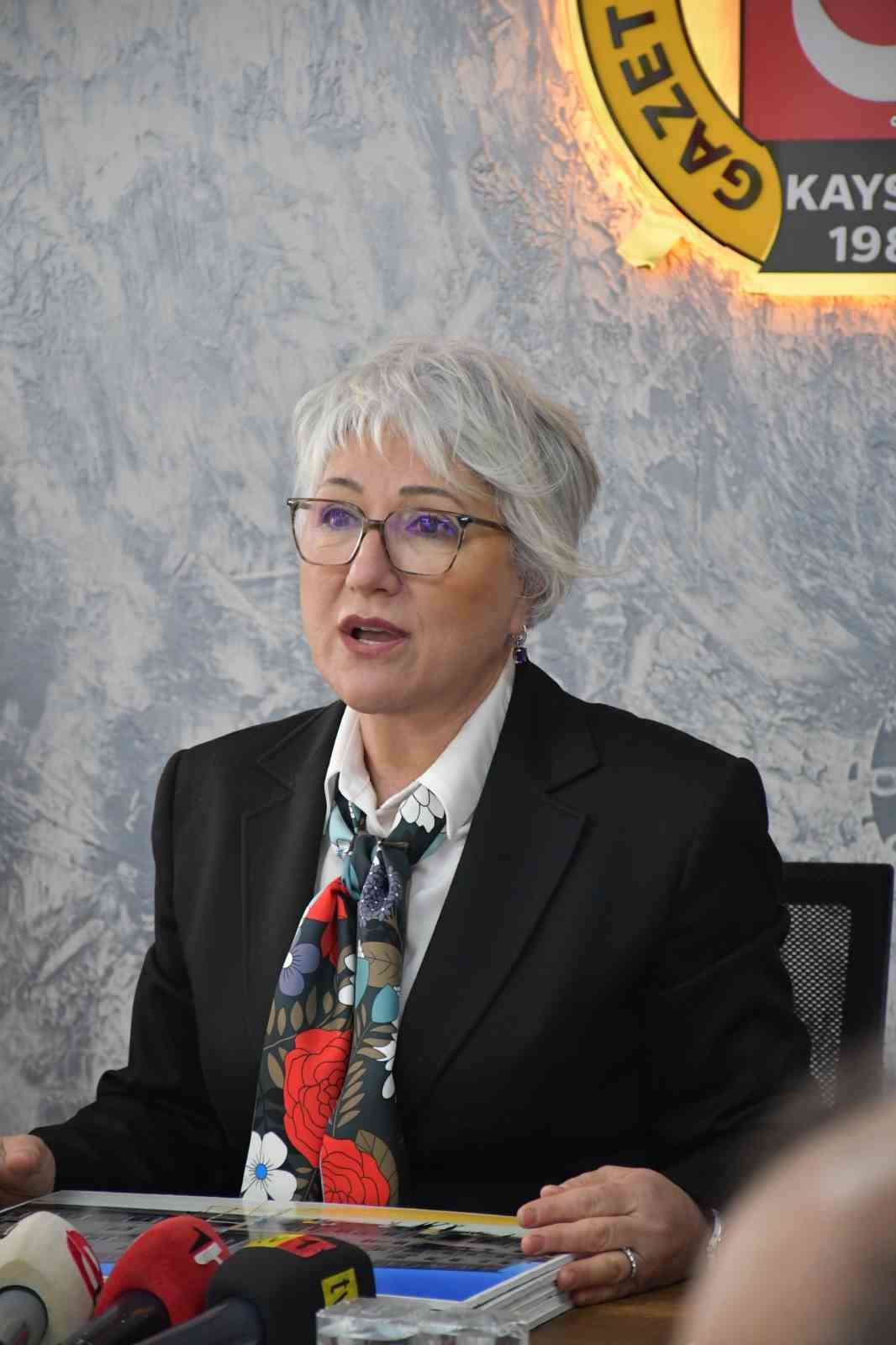 KİGDER’den depremde hasar alan okula yardım konseri