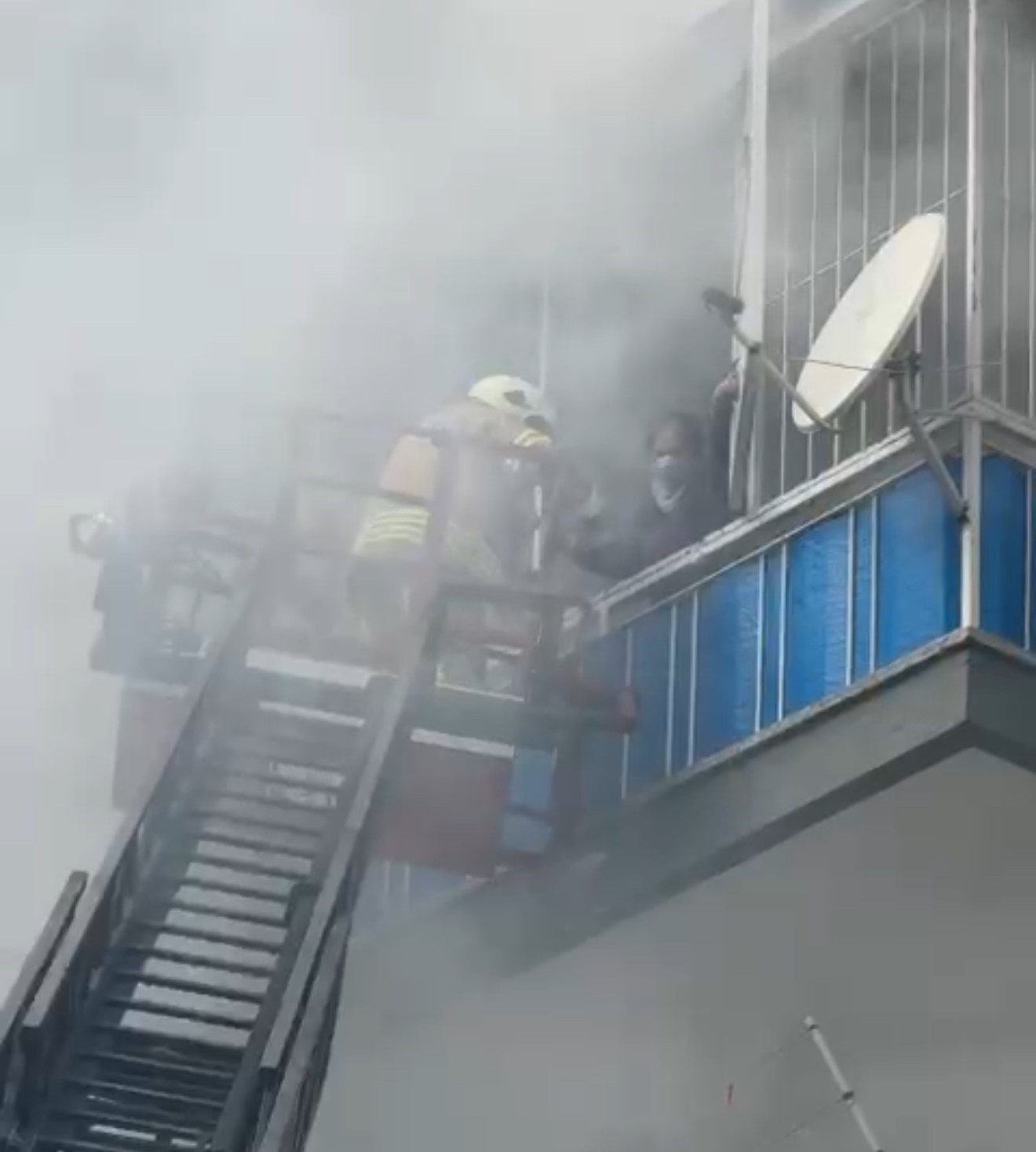 Apartmanda &ccedil;ıkan yangın paniğe neden oldu
