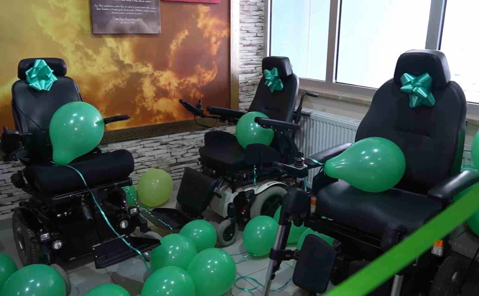 Hollandalı iş adamı il il geziyor, engelli bireylere elektrikli sandalye hediye ediyor