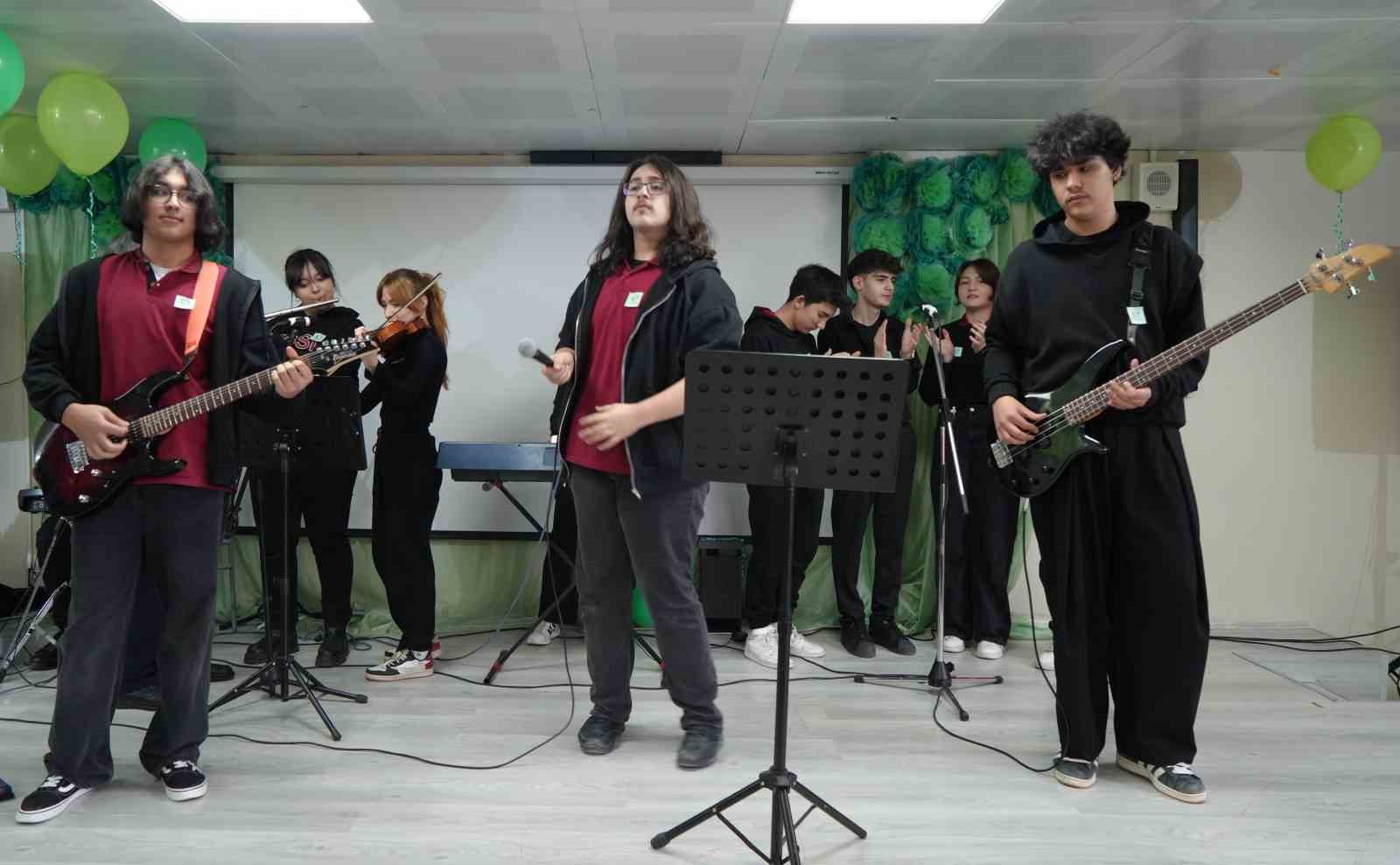 Hollandalı iş adamı il il geziyor, engelli bireylere elektrikli sandalye hediye ediyor
