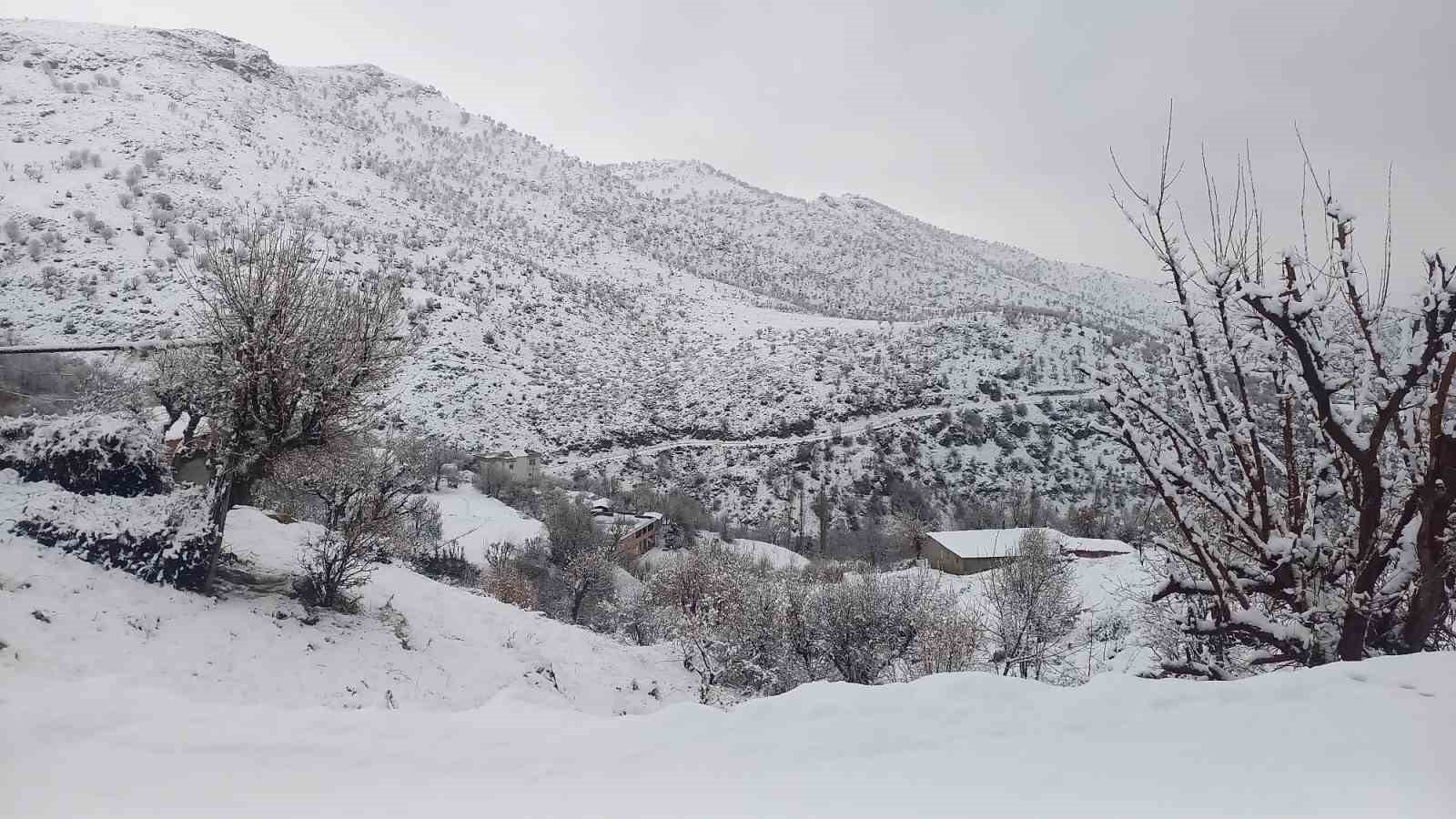 Batman&rsquo;da karla kaplı k&ouml;y yolları ulaşıma a&ccedil;ıldı
