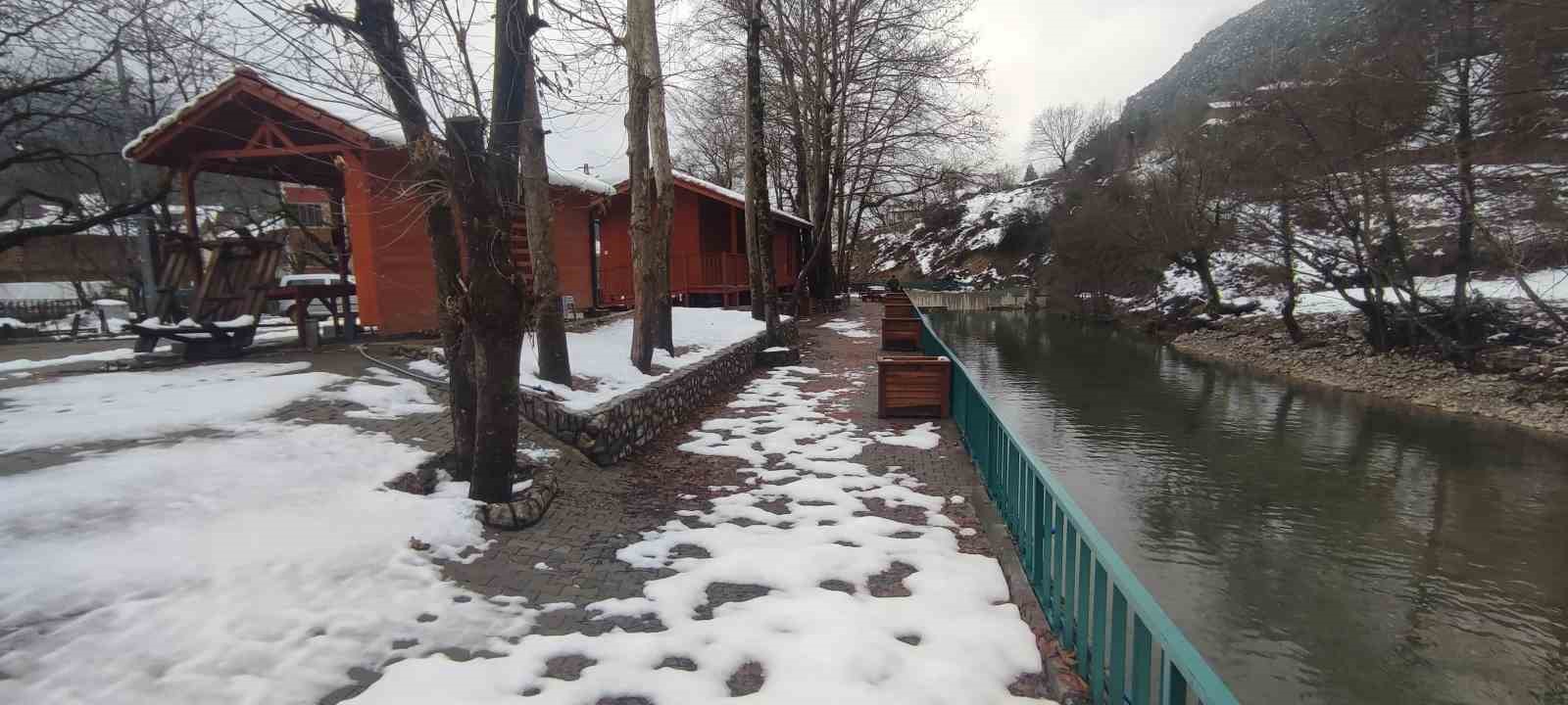 Şelalede kar güzelliği