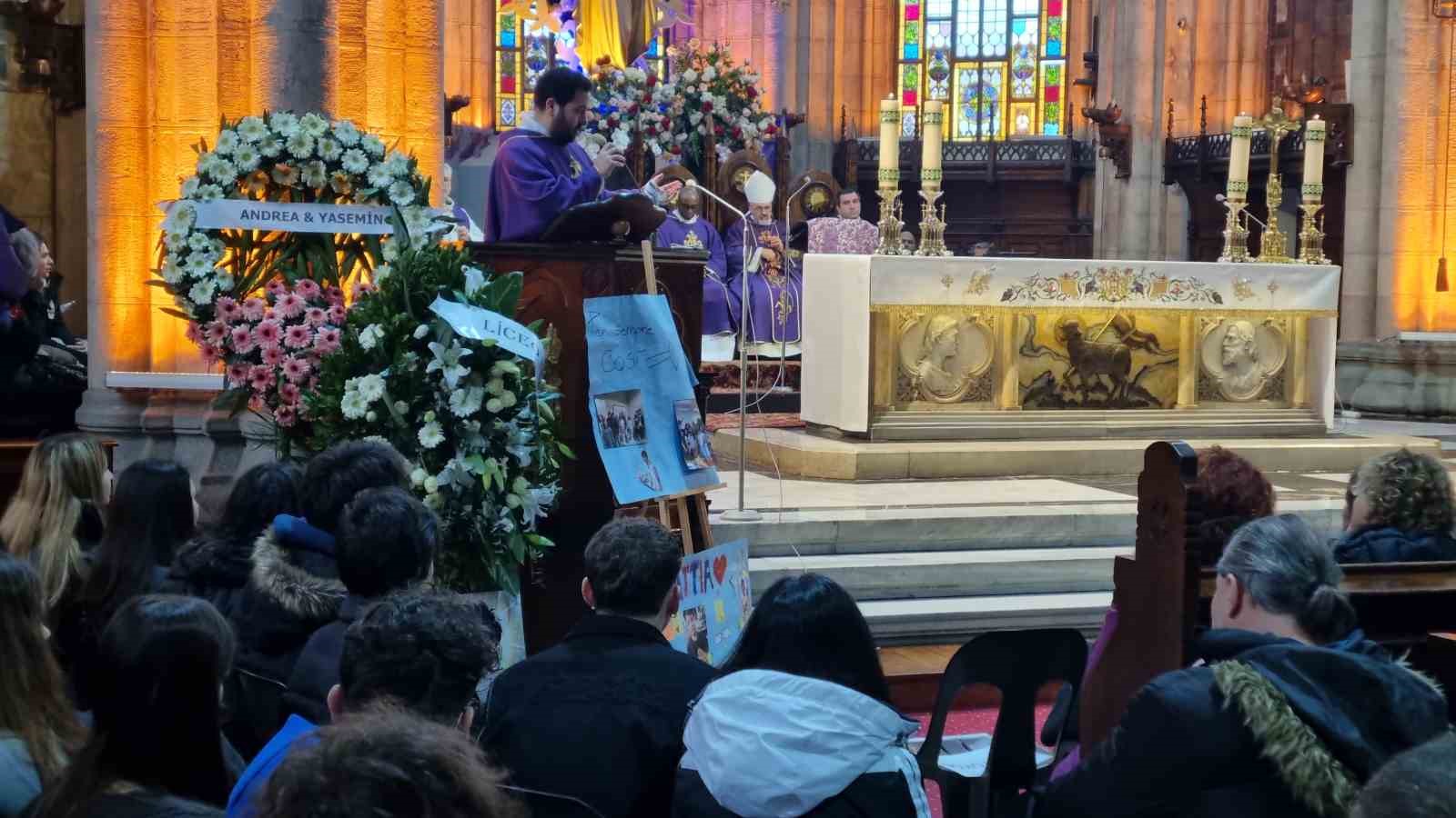 Kadık&ouml;y&rsquo;de bı&ccedil;aklanarak &ouml;ld&uuml;r&uuml;len İtalyan şefin oğlu i&ccedil;in kilisede anma t&ouml;reni d&uuml;zenlendi
